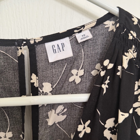 GAP 4 ITEM BUNDLE!!!! - Picture 8 of 8